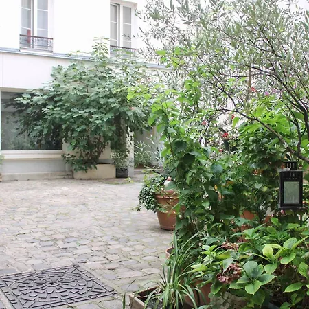 Apartment Charming In The Heart Of The 18th Paris